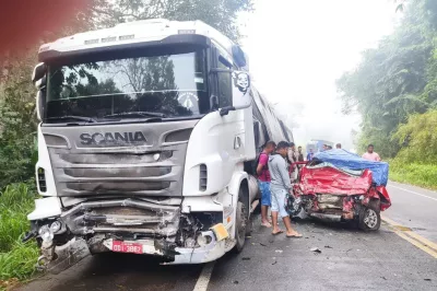 Casal morre após grave acidente envolvendo carreta na BR-101