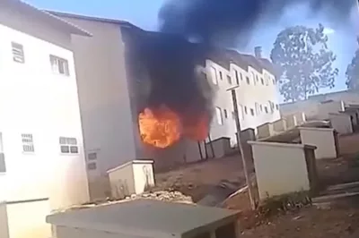 Casa fica destruída após criança riscar palito de fósforo e provocar incêndio