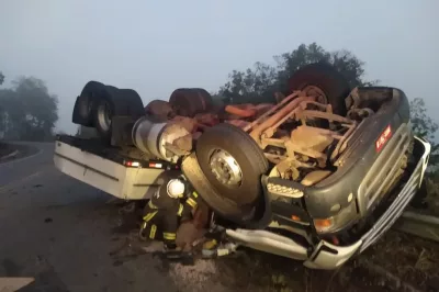 Caminhoneiro morre após veículo tombar em ribanceira na BR-101