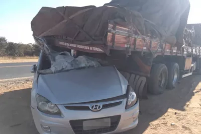 Acidente entre carreta e carro deixa um morto no oeste da Bahia