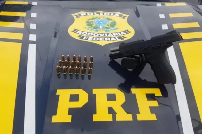 Após ultrapassagem proibida, motorista é preso com pistola e munições escondidos dentro de carro