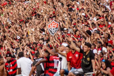 Vitória vence Figueirense com 10 em campo e se aproxima de retorno à Série B