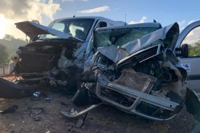 Oito ficam feridos após batida entre dois carros na BA-504