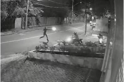 Entregador toma arma e atira em suspeito durante roubo de moto em Salvador; câmera mostra tudo