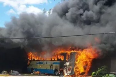 Ônibus pega fogo em rodoviária e prefeitura interdita terminal