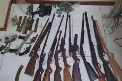 Operação prende duas pessoas e apreende 45 armas em Feira de Santana