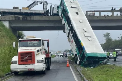 Motorista perde controle da direção e fica ferido após ônibus cair de viaduto na BR-324
