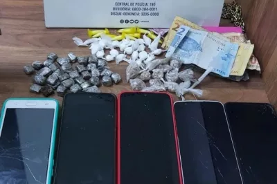 Cão farejador localiza drogas enterradas, na cidade de Santa Cruz Cabrália