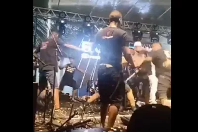 Integrantes de duas bandas promovem pancadaria em cima do palco em Salvador