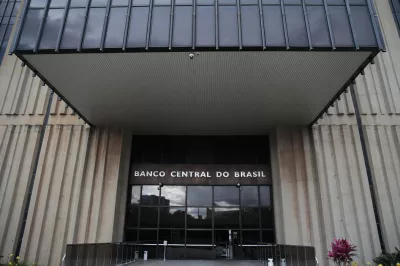 Com alta do dólar e dos gastos públicos, BC avalia subir juros
