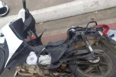Mulher fica ferida após ter motocicleta atingida por carro em Jequié