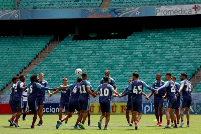 Bahia recebe Vila Nova com chance de garantir acesso neste sábado