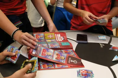 Troca de figurinhas da Copa diverte colecionadores e fãs do esporte