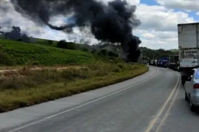 Carreta fica destruída após pegar fogo na BR-101