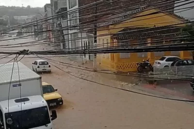 Jaguaquara e Santa Inês registram chuvas e ruas ficam alagadas