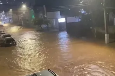 Chuva deixa ruas alagadas em Jacobina, no norte do estado