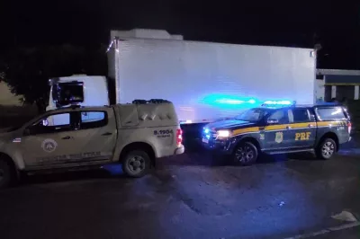 PRF e PMBA apreendem caminhão lotado de cigarros na BR 116