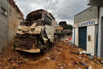 Mãe e filha morrem após carreta carregada de cimento invadir casa na Bahia