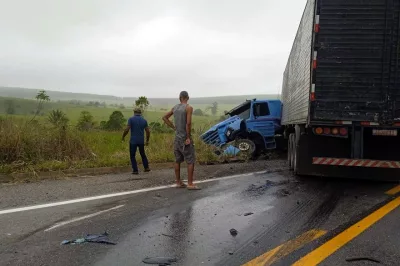 Acidente envolvendo três veículos deixa três mortos na BR-101