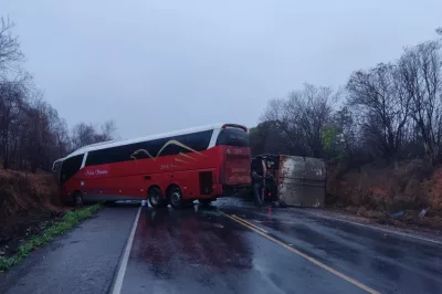 Acidente entre ônibus e carretas deixa dez pessoas feridas na BR-242