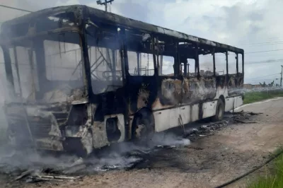 Em Alagoinhas, ônibus fica destruido após pegar fogo em via pública