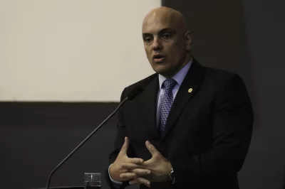 Presidente do TSE defende eleições e cobra leis contra milícia digital