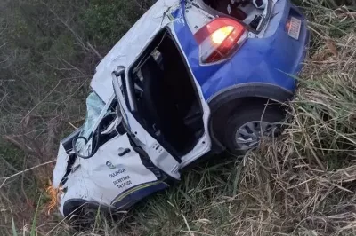 Motorista morre e quatro pessoas ficam feridas após veículo capotar na Bahia