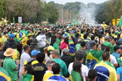 Comandantes militares condenam restrições a direitos de manifestantes