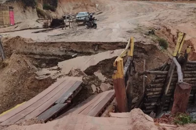 Ponte desaba no sul da Bahia após forte chuva na região