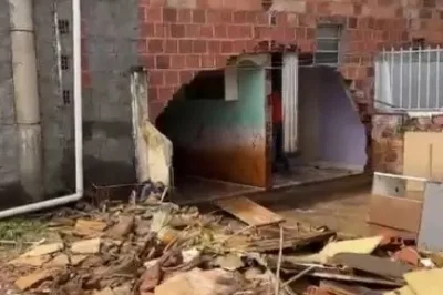 Wenceslau Guimarães: Barragem transborda e água invade cerca de 50 casas