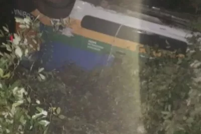 Ambulância capota e deixa três pacientes feridos no interior da Bahia