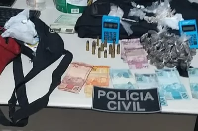 Dupla suspeita de homicídio é flagrada com drogas, arma e munições