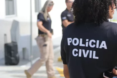 Mulher é presa suspeita de espancar com rodo a filha de 9 anos