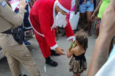 Natal Solidário: Políciais do 4° BPM distribuem brinquedos para crianças da localidade do Pingurute