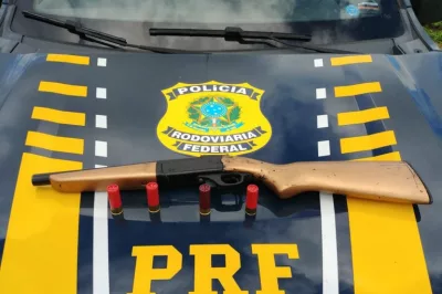 PRF recupera carro e apreende arma de fogo e munições em Paulo Afonso