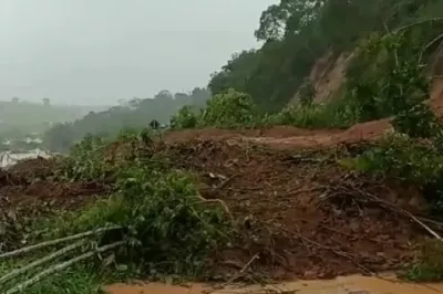 Barranco cede e interdita trecho da BR-101 em Eunápolis devido às chuvas