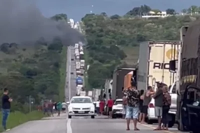 Batida entre carro e carreta deixa três mortos na BR-116; veículos pegaram fogo