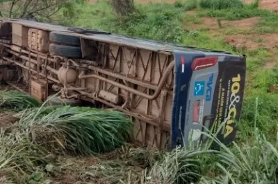 Barreiras: Três pessoas ficam feridas após ônibus tombar e cair em ribanceira