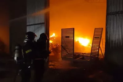 Paulo Afonso: Bombeiros debelam incêndio em galpão