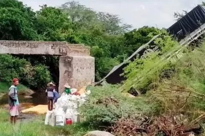 Ponte desaba com caminhão e prefeitura alega que equipamento estava interditado