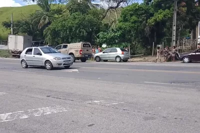 Jovem morre após carro bater em caminhão na BR-101