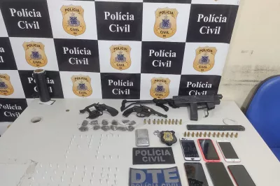 Submetralhadora, revólveres e drogas são apreendidos no interior