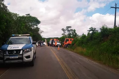Carro capota após colisão com outro veículo na BA-504