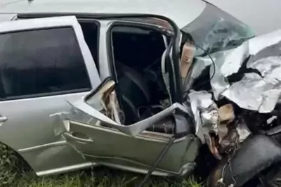 Mulher morre e sete ficam feridas em colisão entre carro e caminhonete na BA-142