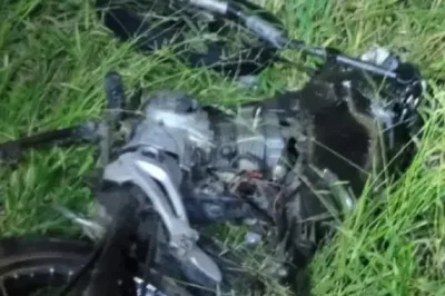 Uma pessoa morre e outras duas ficam feridas após acidente entre motos e caminhão na BR-324