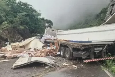 Carga de camarão é saqueada após carreta tombar na BR-242