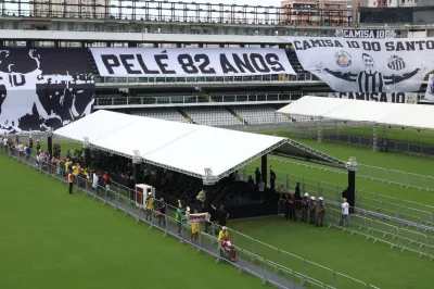 Corpo do Rei Pelé começa a ser velado na Vila Belmiro