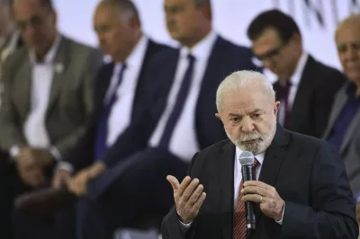 Mínimo tem que subir de acordo com o crescimento da economia, diz Lula