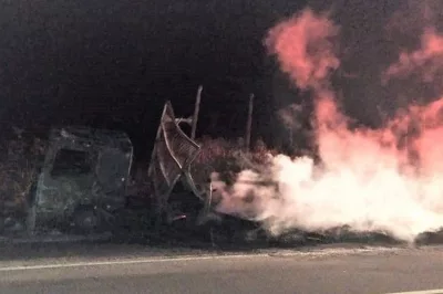Caminhão é totalmente destruído após pegar fogo em estrada no sul da Bahia