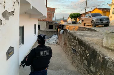 PC prende oito e apreende armas, granadas e drogas